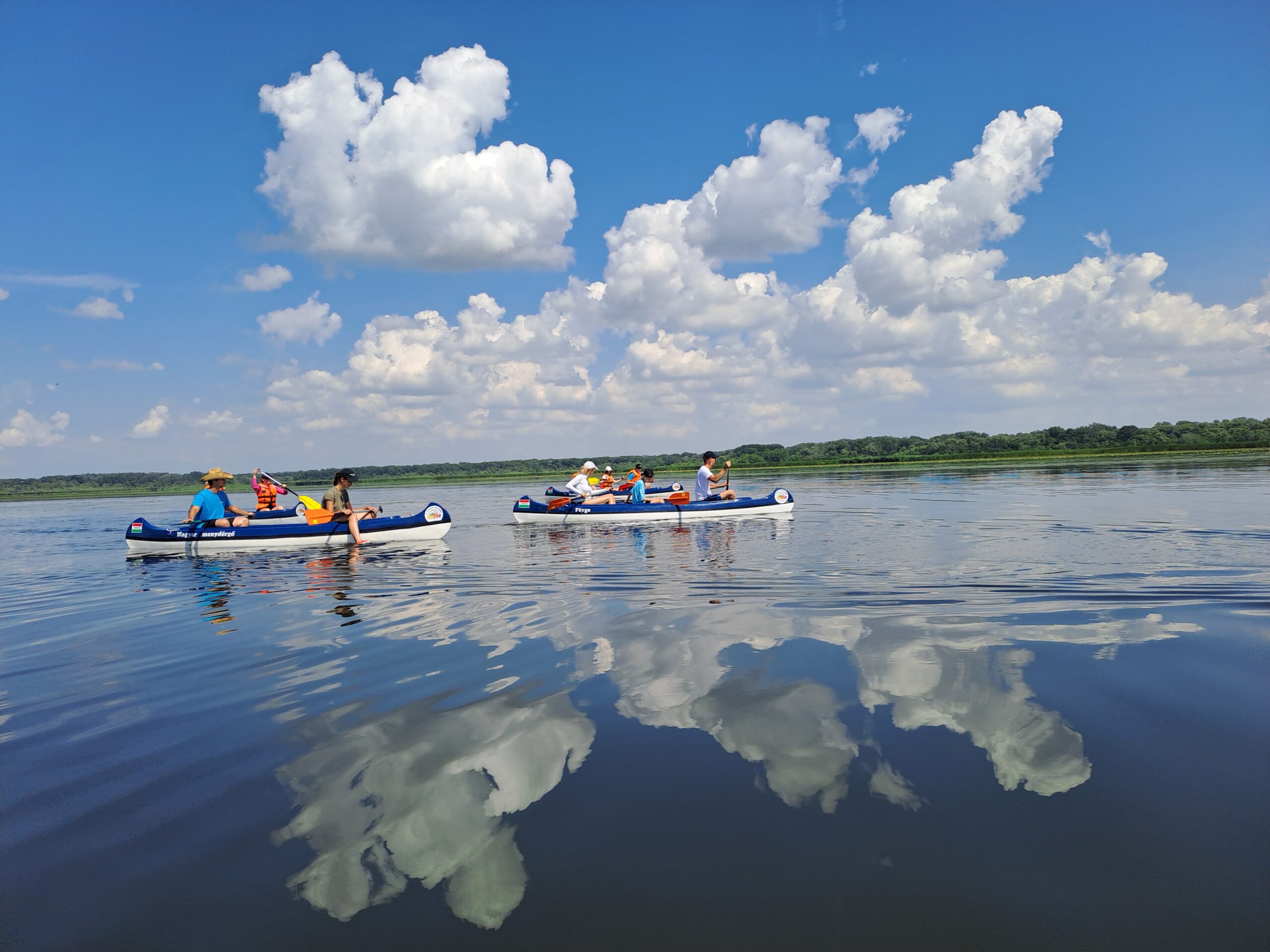 Hogyan zajlik egy Tisza-tavi kenutúra a Tiszai Kalandon? – Így lesz élmény a családi evezés